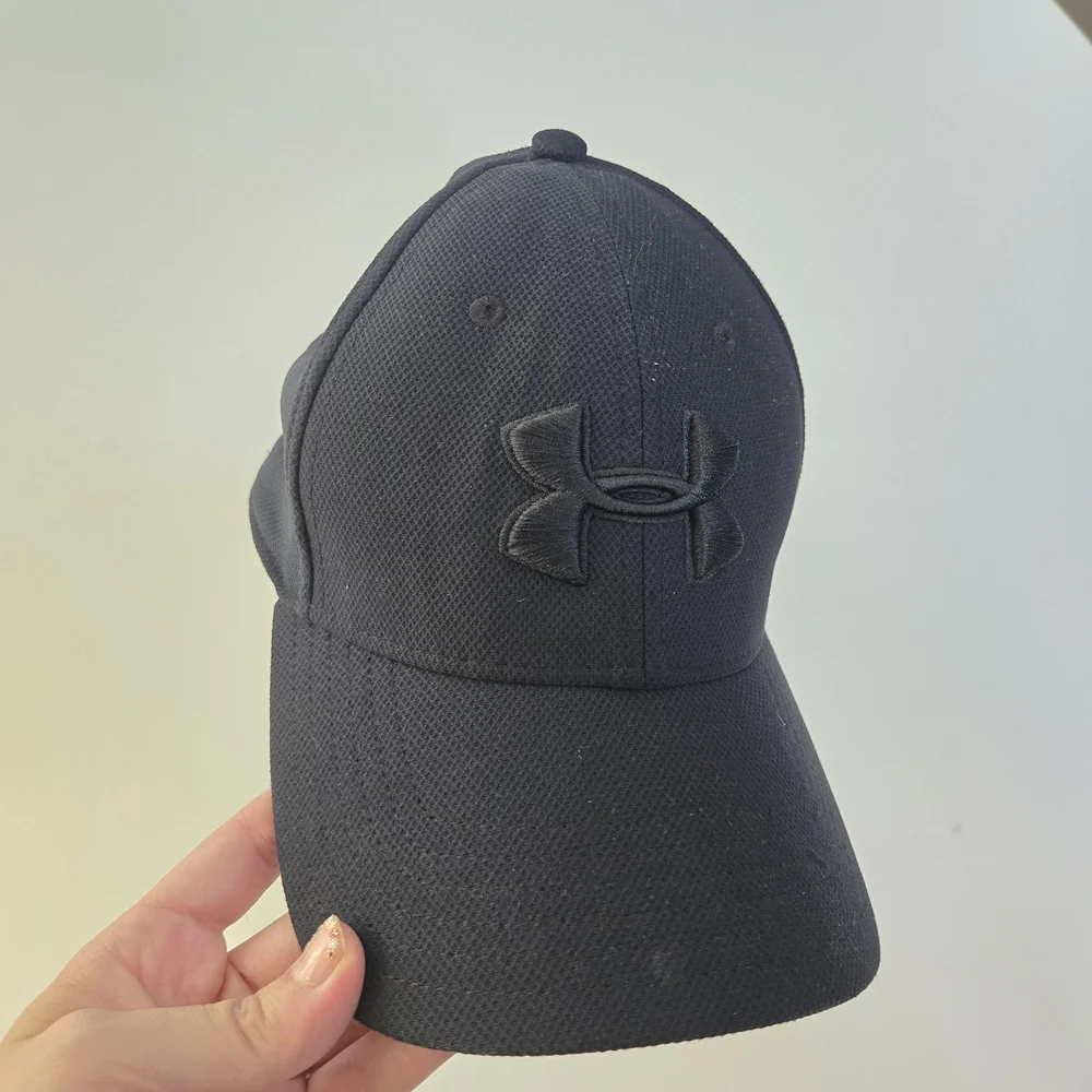 Under Armour classic fit blitzing stretch black hat size M/L